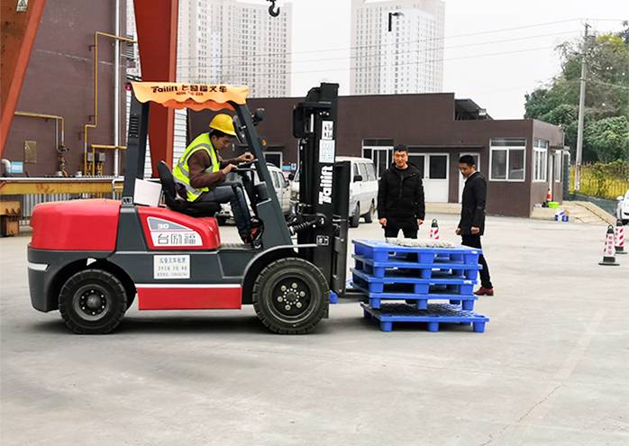 叉车日常行为检查、叉车堆垛托盘的操作技巧、堆垛托盘方法是否正确、堆垛托