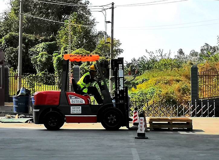 操作叉车前检查、避让障碍物、叉车倒车行驶要求、叉车停车放置及行为规范。