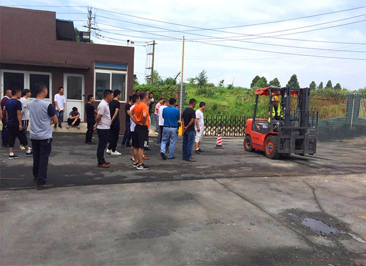 叉车上坡行为规范、叉车下坡行为规范、货物超高/超长叉车驾驶、叉车正确停放位置。