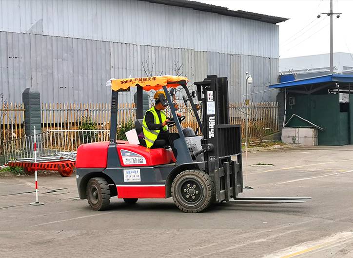 叉车的例行检查、叉车运行路线是否正确、叉车倒库不出线/不撞到标杆、指定