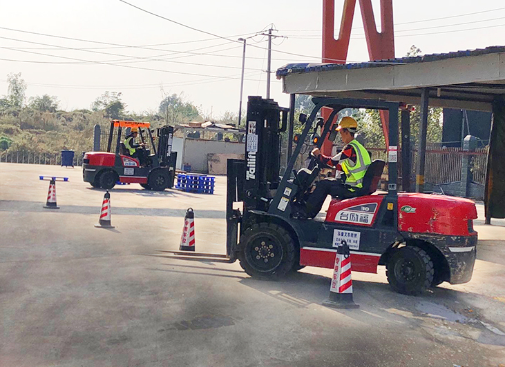 操作叉车前检查、避让障碍物、叉车倒车行驶要求、叉车停车放置及行为规范。